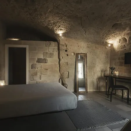 Aque Cave Konukevi Matera
