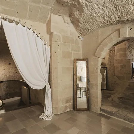 Aque Cave Konukevi Matera